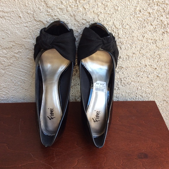 Black Peep Toe Pumps Size 7W - Picture 2 of 6